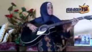 Nenek Main Gitar Sambil Nyanyi