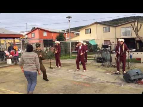 CARABINERO BAILA RANCHERAS AL RITMO DE "LOS INFIELES DE SANTA BARBARA"