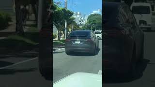 carro Tesla en la ciudad de Santo Domingo