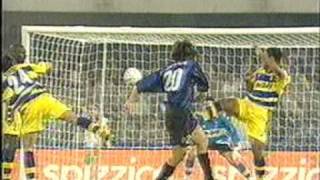 [CALCIO]Gigi Buffon - STRAORDINARIO (Super Buffon é l'uomo che vola!!!!!!!una delle + belle parate del mondo)