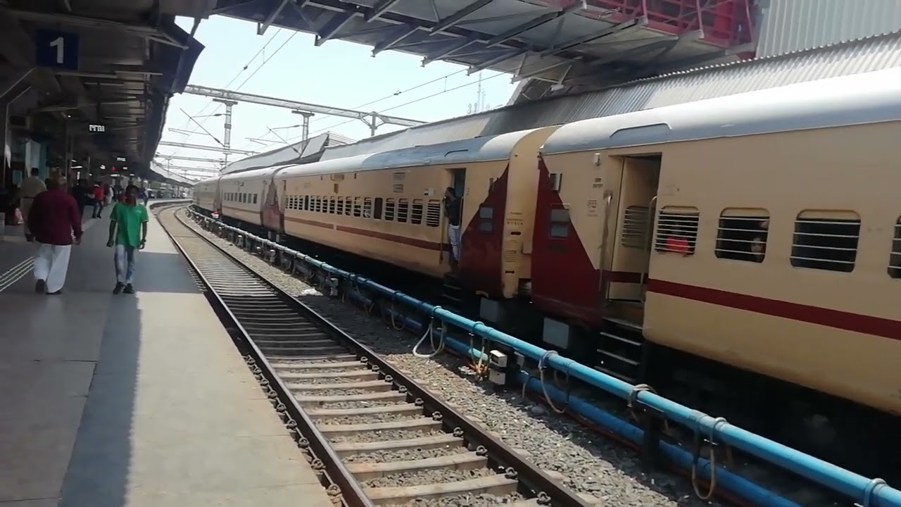 4 Hrs Late 09658 Daund - Ajmer Special Arrival at Vadodara Jn.