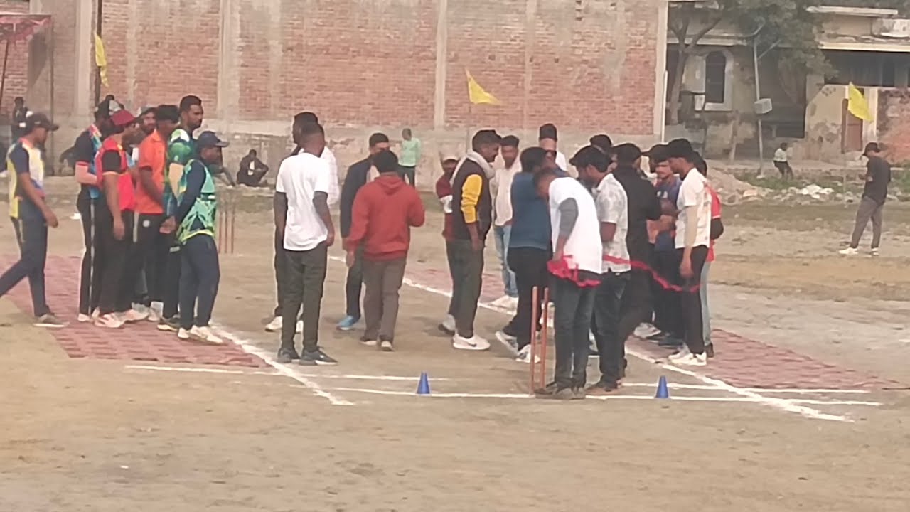 पट्टी मेला ग्राउंड में क्रिकेट का मुकाबला / सरसी बनाम महाराजगंज के बीच हुआ 