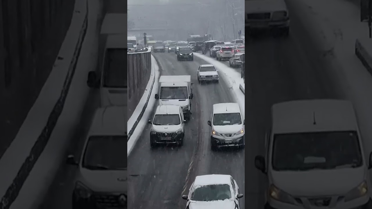 Նոր ասֆալտը քանդվել է ձյան տակ 