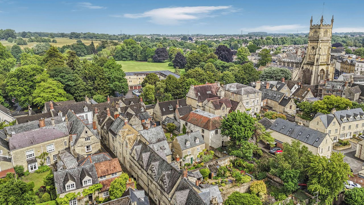 FOR SALE - Detached house in central Cirencester - Coxwell Street, Cirencester, GL7 2BQ