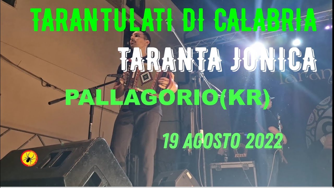 #68- I Tarantulati ballano la  Tarantella in abiti tradizionali a Pallagorio(KR)