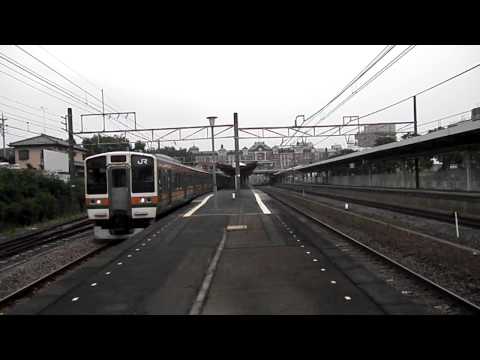 2011.07.04 深谷駅貨物列車と始発列車 Passing freight and departing commuter at Fukaya.