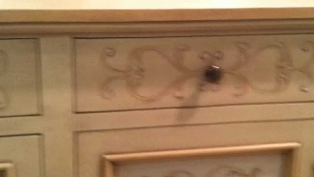 Credenza stile veneziano dipinta color avorio con decori youtube Dipingere vecchio armadio