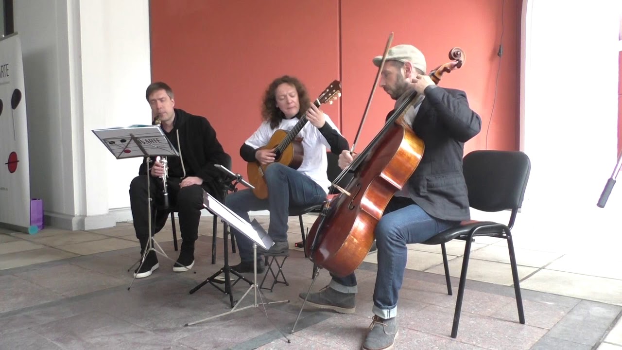 «Клезмер плюс», исп. Борис Андрианов(виолончель), Игорь Фёдоров(кларнет) Дмитрий Илларионов(гитара)