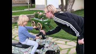 Евгений Плющенко учит сына ездить на квадроцыкле напротив золотой ванны Евгений Плющенко учит сына ездить на квадроцыкле напротив золотой ванны