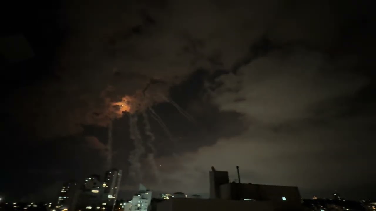 מטח טילים מטורף מלבנן על חיפה - יירוטים האירו את השמיים (צילום: חי פה-TV)