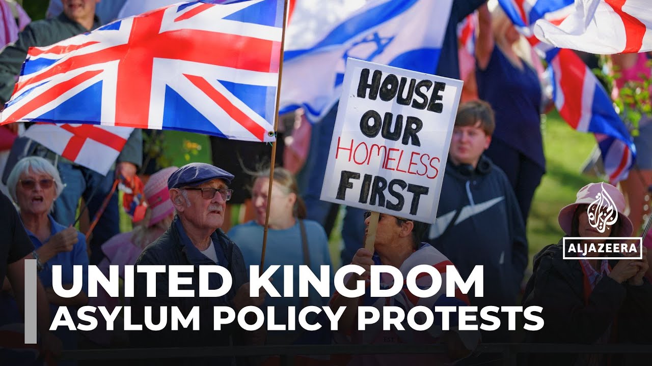 Протестующие против иммиграции и расизма схлестнулись возле британских отелей, где размещаются пр...