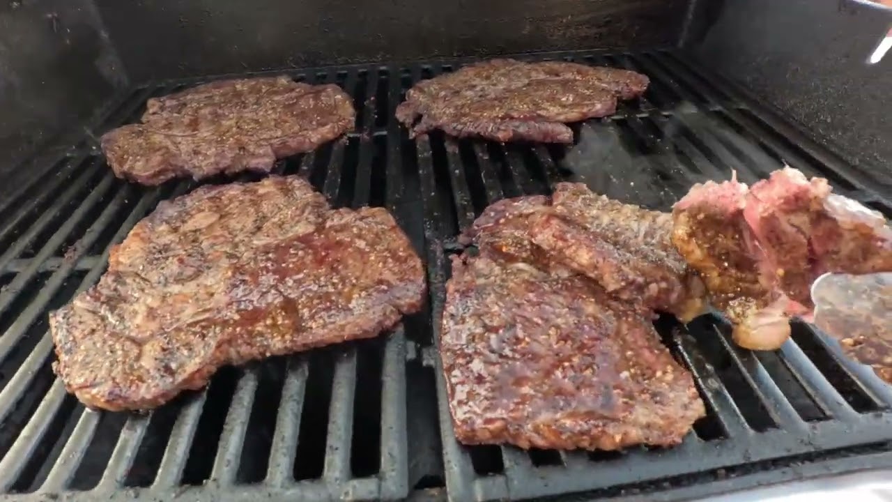 Пикник с приготовлением стейков на открытом воздухе в холодную погоду