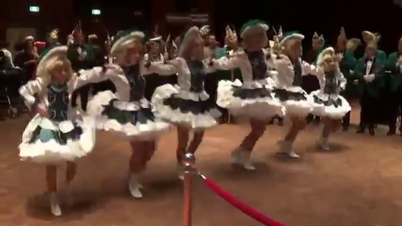 De dansmariekes van De Sjoutvotte.