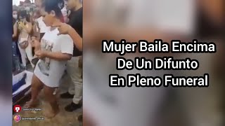 MUJER BAILA ENCIMA DE UN MUERTO EN PLENO FUNERAL.