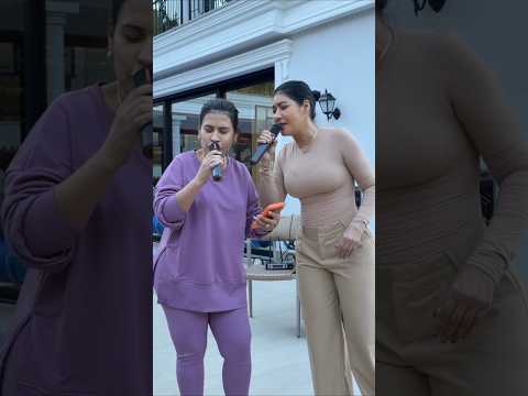 Carlinhos empolgado cantando com a Simone e Simaria