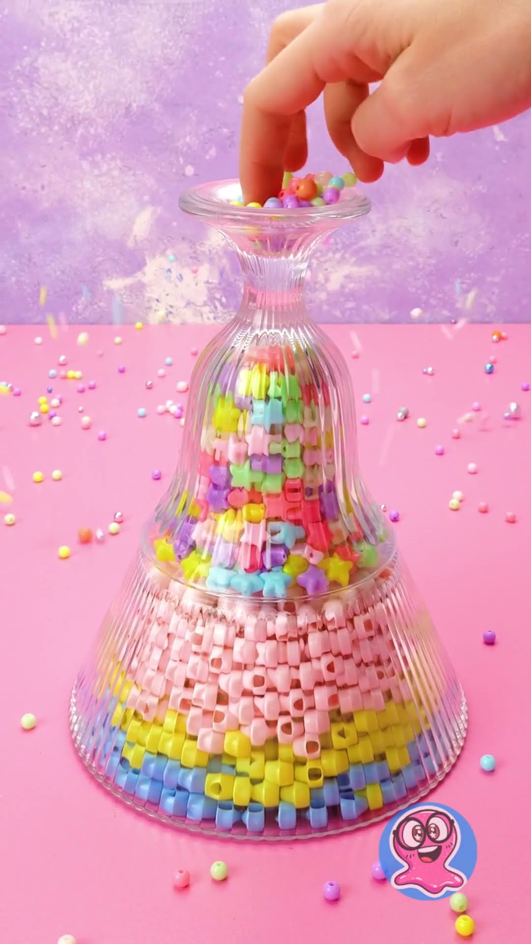 Esparciendo cuentas de plástico de un vaso boca abajo || ¡Un lío colorido y divertido! ? #DIY #arte