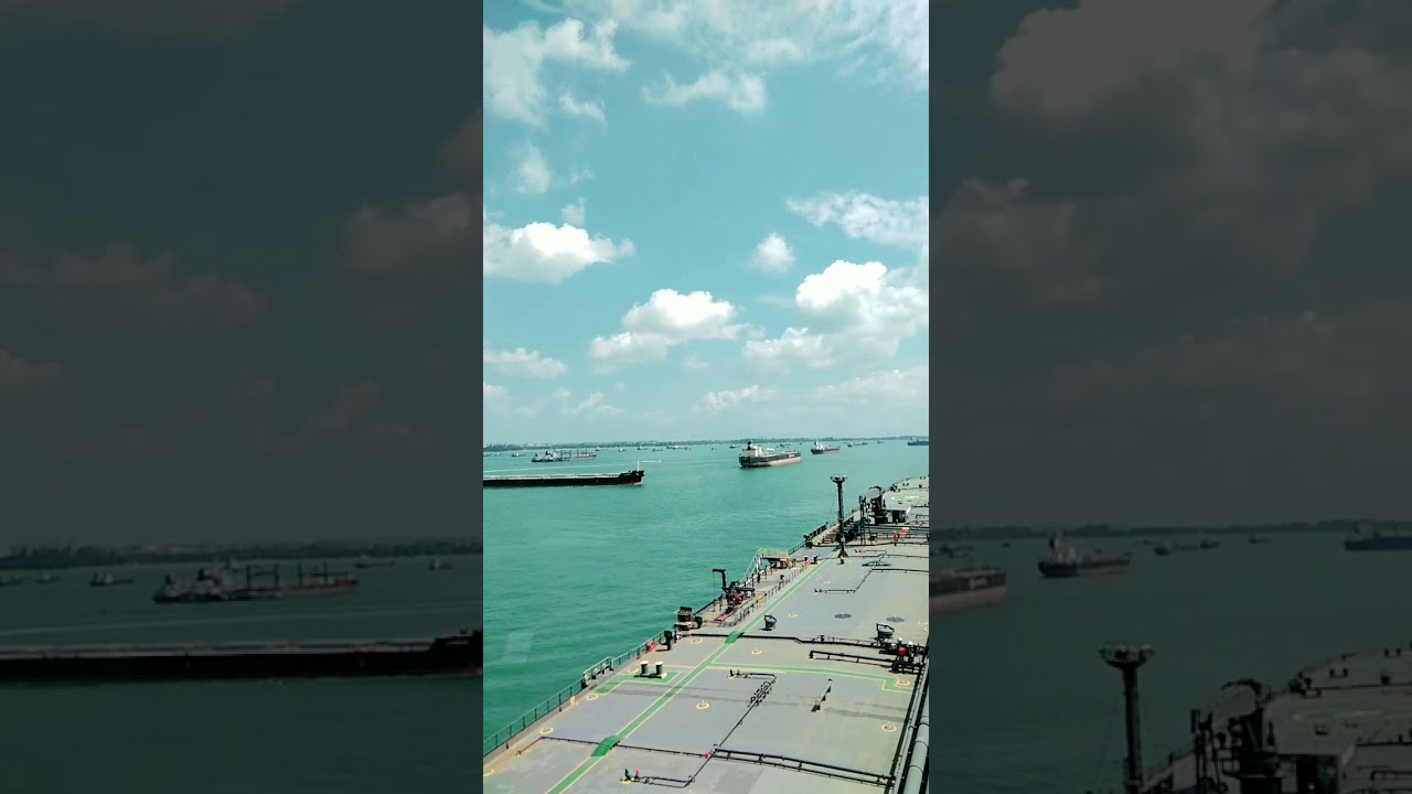 Kapal terbesar milik pertamina international shipping, lagi berlabuh di singapore anchorage.