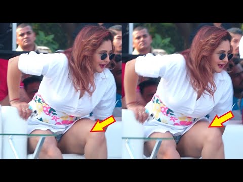 Rashmi Rashami Desai O0PS Moments In Short Dress During While Getting Up At Malad Mastii Sunday Fest