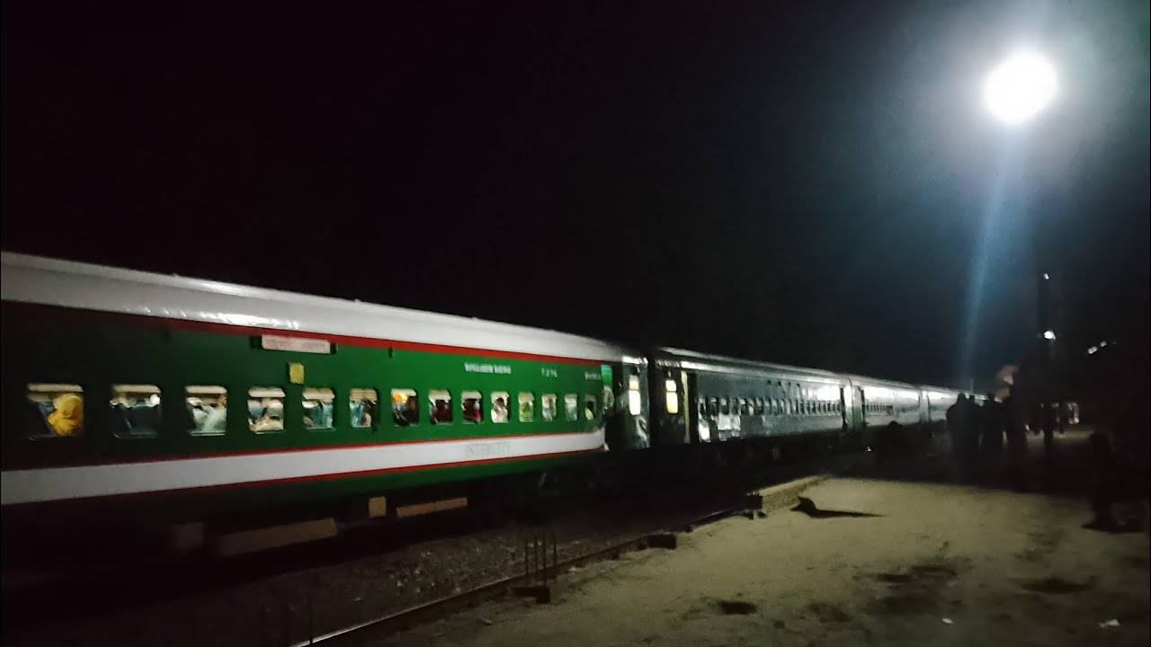 আন্তঃনগর মধুমতি এক্সপ্রেস ট্রেন যখন পাংশা রেলওয়ে স্টেশন থেকে ছেড়ে ...