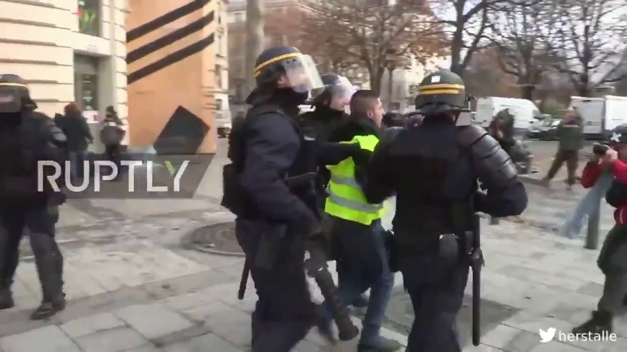 Policier(casseur) infiltré parmi les manifestation gilet jaune 01/12/2018