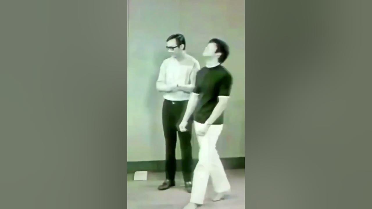 Bruce Lee showing his incredible punch #shorts #brucelee #martialarts #punch #speed Bruce Lee showing his incredible punch #shorts #brucelee #martialarts #punch #speed