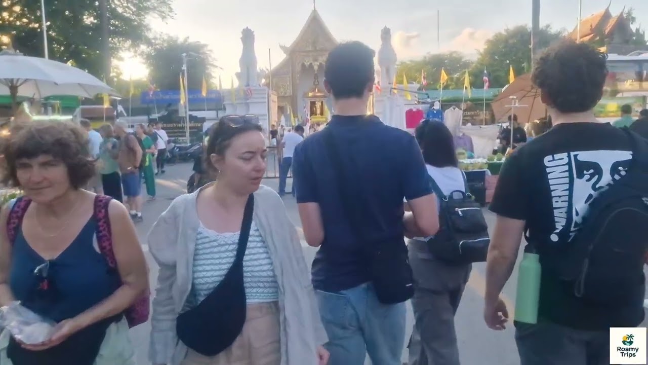 Best Night Market in Thailand? Chiang Mai Sunday Market Tour 🇹🇭