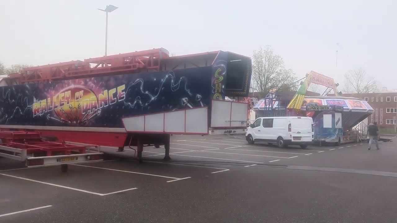 Kijken bij de opbouw van de kermis in Ridderkerk
