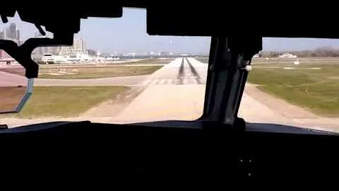 Toronto City Center Airport: takeoff / landing in a Bombardier Dash 8 - Q400