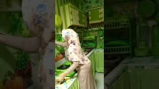 Bunda Hijab Cantik Lagi Beres Beres Dapur
