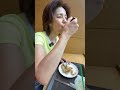 【検証】目の見えない女はスタバのキッシュを綺麗に食べられるのか？