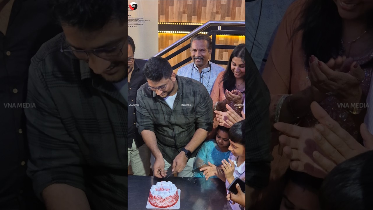 കരുതൽ സിനിമയുടെ വിജയം കേക്കുമുറിച്ച് ആഘോഷിക്കുന്ന അണിയറ പ്രവർത്തകർ