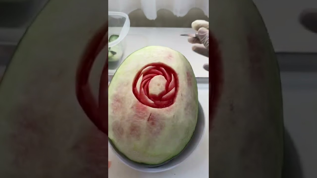 การแกะสลักแตงโมเป็นลายกุหลาบประยุกต์