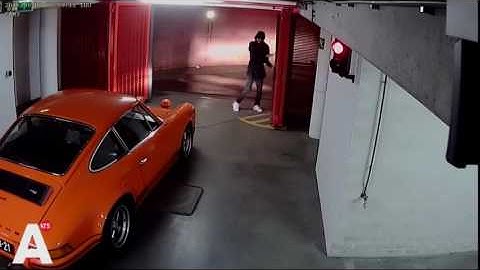 Dieven stelen klassieke oranje Porsche uit garage in Centrum