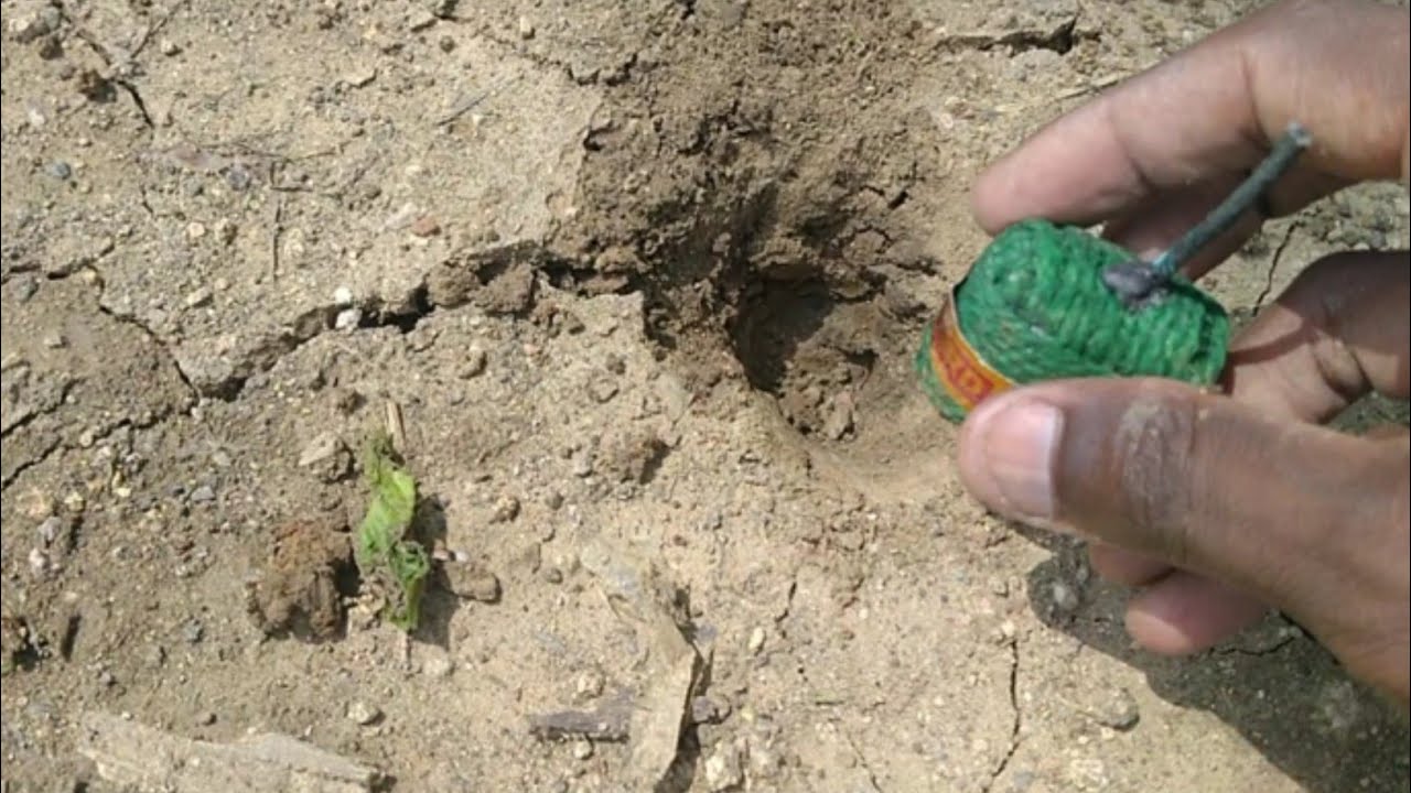Hole Vs Green Sutli Bomb Experiment || अदभुत! जमीन में"Hole अंदर ग्रीन सूतली " चलाया गया 🤔Unique Exp