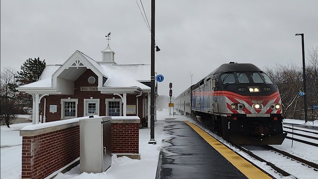 Metra MP36 421 west arrives at Big Timber Rd. in Elgin, Illinois on