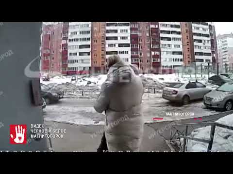 Женщина с младенцем на руках поскользнулась у подъезда и упала