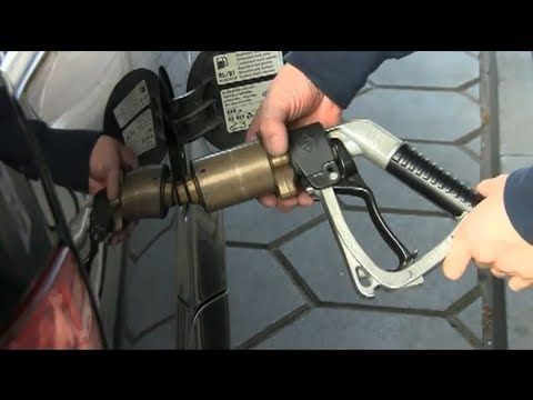 Video: Kann ich altes 2-Takt-Gas in mein Auto einfüllen?