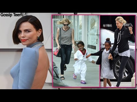 Video: Por qué el hijo de Charlize Theron camina en traje de baño rosa