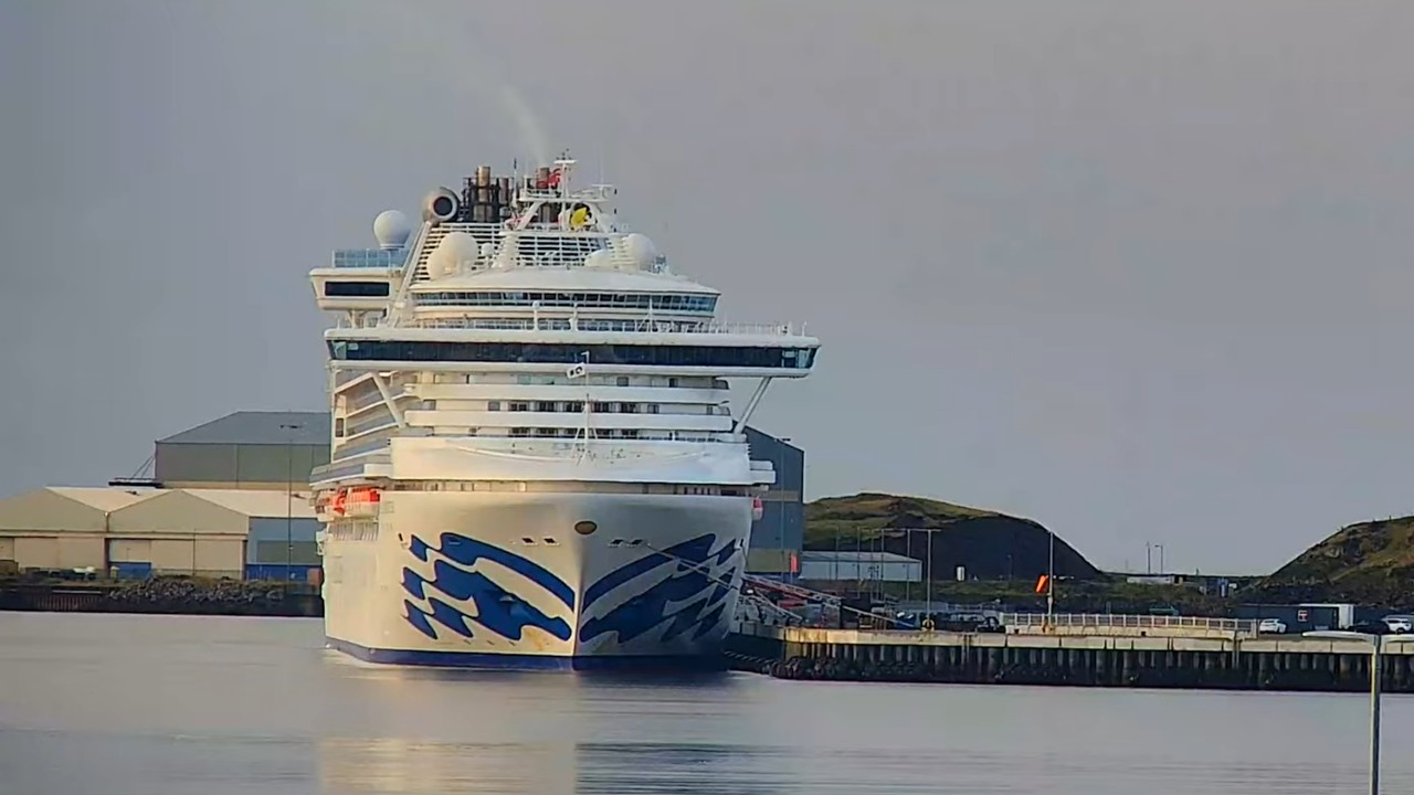 22/08/26 - Stornoway Harbour (Ferry & Cruise Port) - Hebridean Cam (Sapphire Princess, Corinthian)