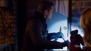The team find the suspect hiding next door I Chicago P.D 5.20