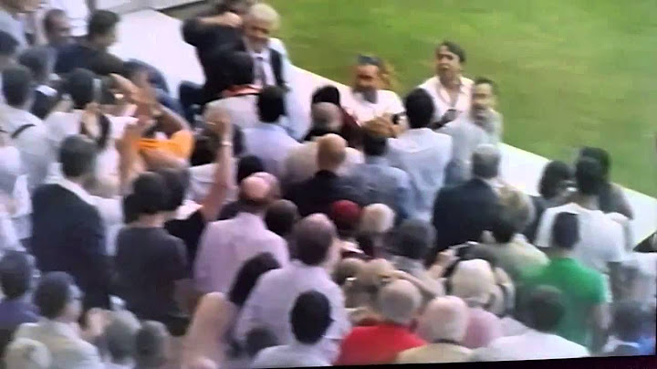 Florenzi abbraccia la nonna in seguito ad un suo gol in A.C. Roma vs Cagliari Calcio