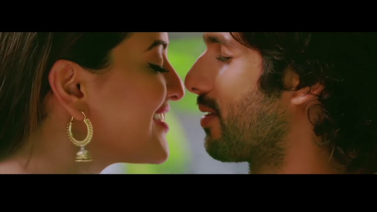 Sonakshi Sinha Kissing Showing Cleavage Hottest Video Sonakshi Sinha Kissing Showing Cleavage Hottest Video