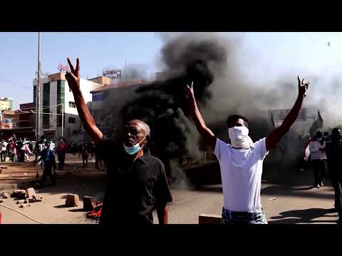 Protesters march to Sudan presidential palace