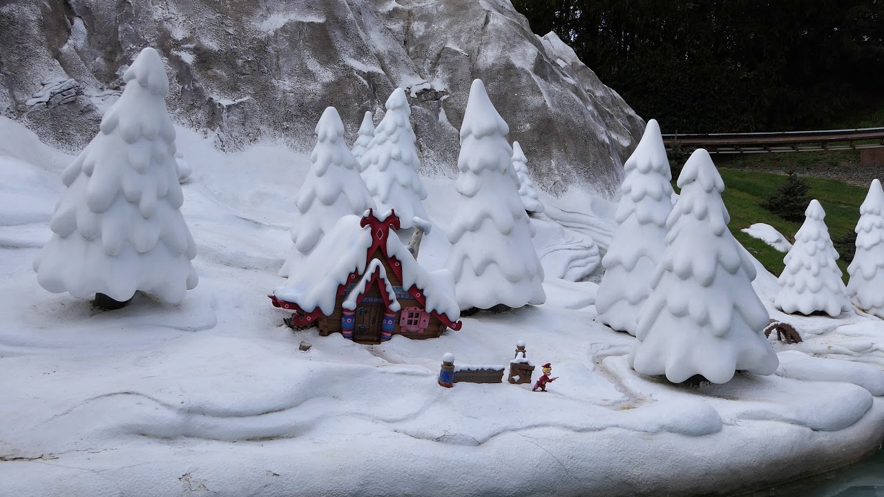 Le Pays des Contes de Fées - Disneyland Paris - YouTube