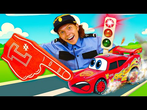 Un feu rouge au milieu de la course. Le policier des jouets règle tout. Jeux avec voitures