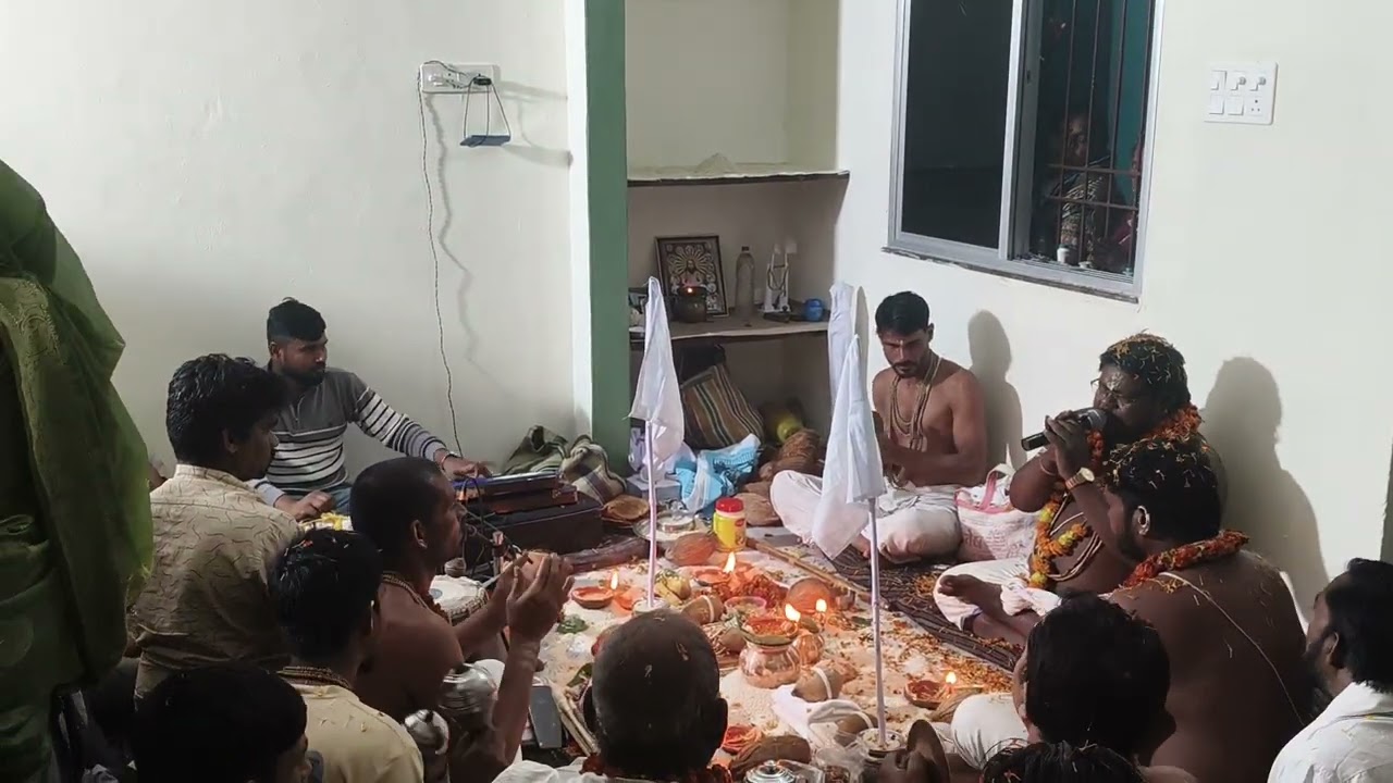 तोर गले के हार बना के लाने हो फूल माला