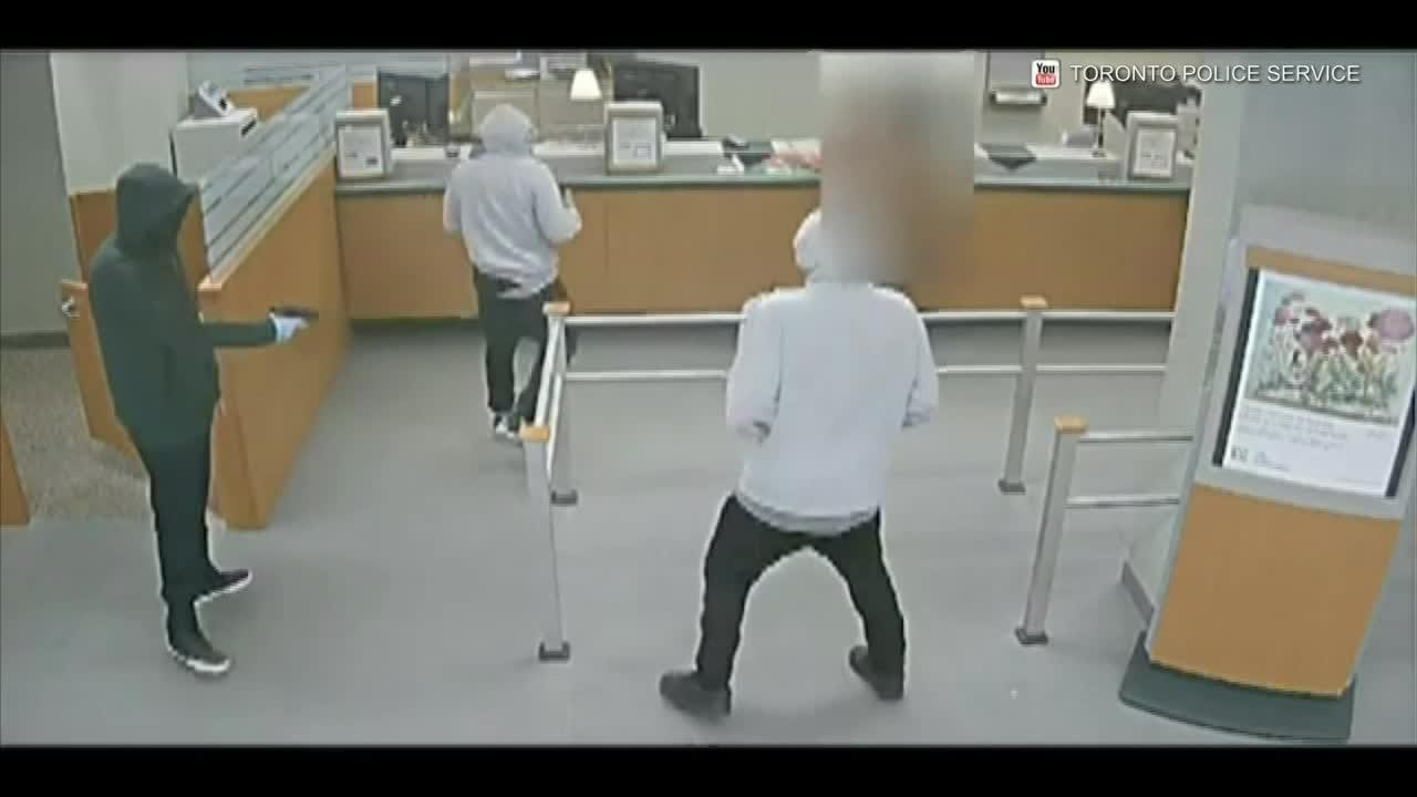 Police hunt for 2 bank robbery suspects - YouTube