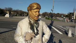 Leise Leise, Es Rieselt Schnee Aus Roten Wolken...