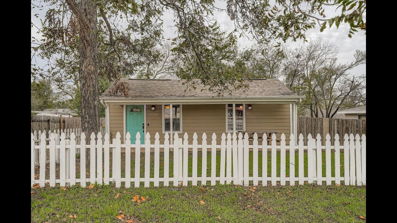 Sharon Khoury Carroll|304 S. Main Street|Elgin, TX|ColdwellBankerHomes.com