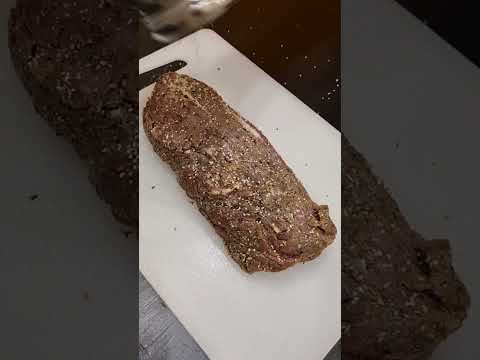 Ростбиф из говяжьей вырезки прожарка medium well. Roast beef from beef tenderloin medium well roast.